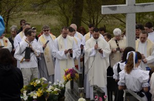 Pochod za život a posviacka pamätníka nenarodeným deťom v Trnovom (01.05.2015)