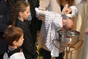 Sv. omša s krstom Justínky Schmidtovej (28.4.2023)